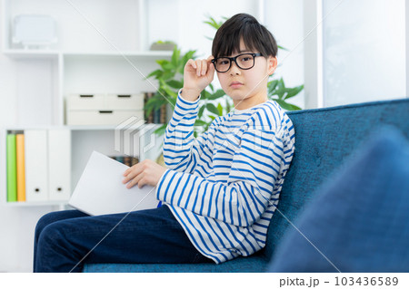 リビングの小学生の男の子 リビングの小学生の男の子 103436589