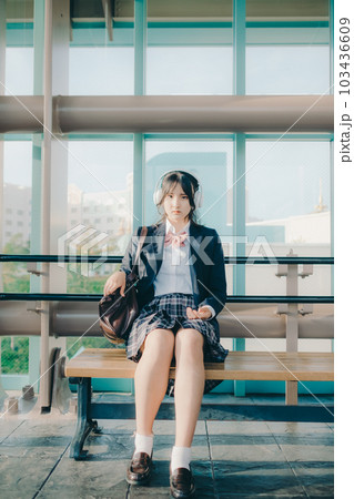 ベンチに座って音楽を聴く女子高生の写真素材 [103436609] - PIXTA