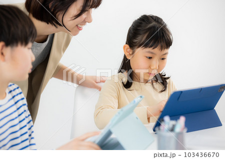 小学生　タブレット学習　 103436670