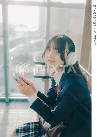 ベンチに座っている女子高生 ベンチに座っている女子高生 103436732