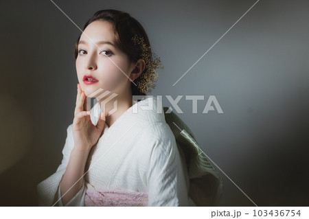 白い振袖　　 103436754