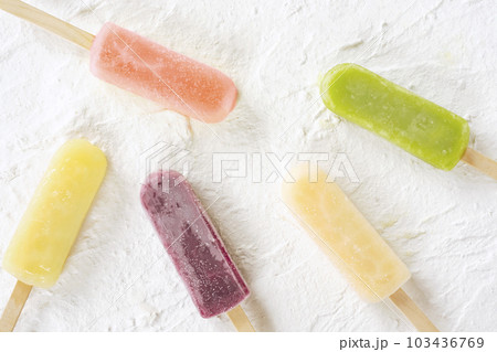 白い背景素材の上に並べたアイスキャンディー 103436769