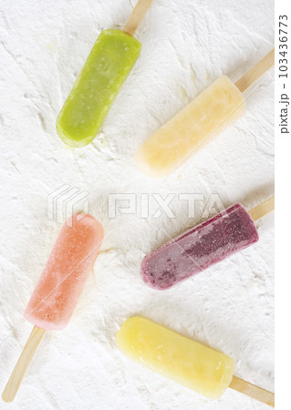 白い背景素材の上に並べたアイスキャンディー 103436773