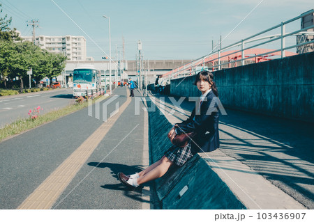 座っている女子高生 103436907