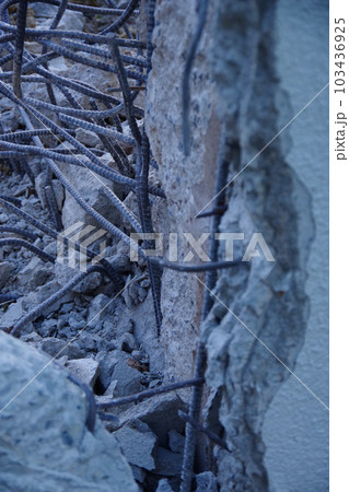 住宅の解体現場 鉄筋コンクリート コンクリート壁や基礎の解体 瓦礫の山 住宅の解体現場 鉄筋コンクリート コンクリート壁や基礎の解体 瓦礫の山 103436925