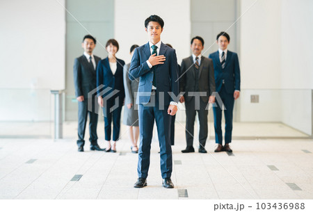 ビジネスイメージ_カメラ目線 103436988