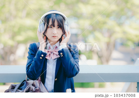 音楽を聴く女子高生 103437008