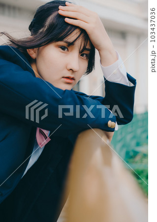 カメラ目線の女子高生 103437036