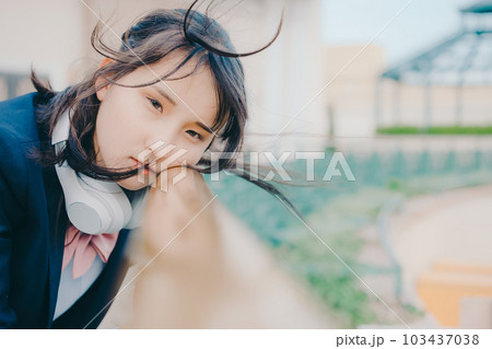 カメラ目線の女子高生 カメラ目線の女子高生 103437038