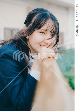 カメラ目線の女子高生 103437039