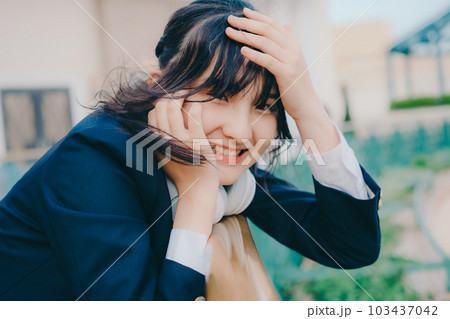 カメラ目線の女子高生 103437042