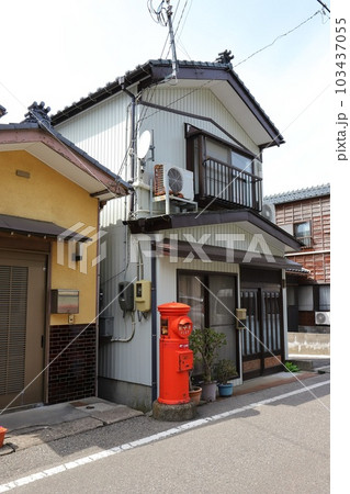 新潟 長岡 丸ポストのある風景(寺泊・上荒町民家前) 新潟 長岡 丸ポストのある風景(寺泊・上荒町民家前) 103437055
