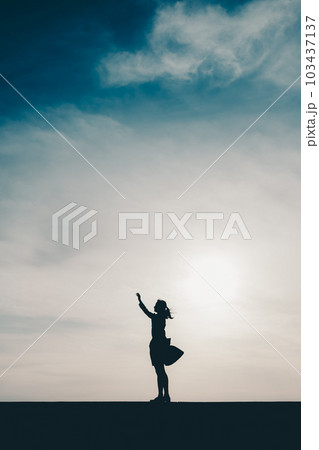 堤防に佇むシルエットな女子高生 103437137