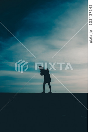 堤防に佇むシルエットな女子高生 103437143