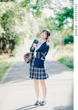 街中を歩く女子高生 103437303