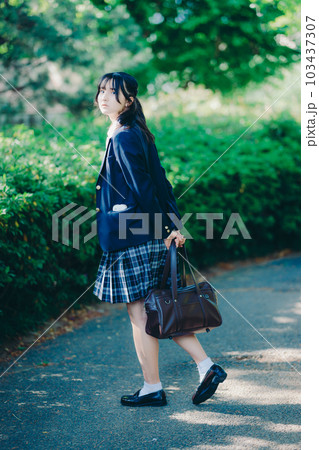 街中を歩く女子高生 103437307