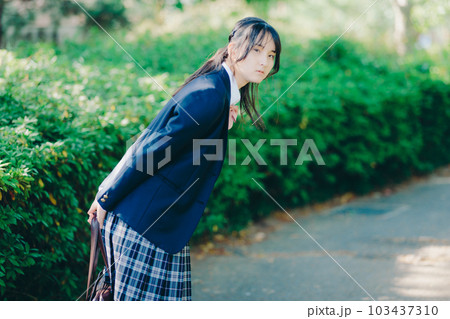 街中を歩く女子高生 103437310