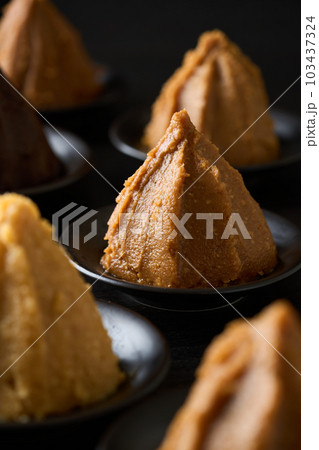 皿に盛り付けたいろいろな種類の味噌 103437324