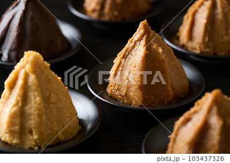 皿に盛り付けたいろいろな種類の味噌 103437326
