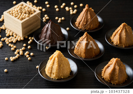 皿に盛り付けたいろいろな種類の味噌 103437328