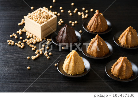 皿に盛り付けたいろいろな種類の味噌 103437330