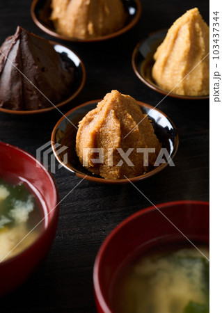 皿に盛り付けたいろいろな種類の味噌 103437344