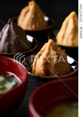 皿に盛り付けたいろいろな種類の味噌 103437349