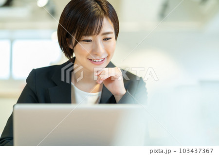 デスクワークをするOL ビジネスウーマン 撮影協力:WEEK芝大門(サンフロンティア不動産) デスクワークをするOL ビジネスウーマン 撮影協力:WEEK芝大門(サンフロンティア不動産) 103437367