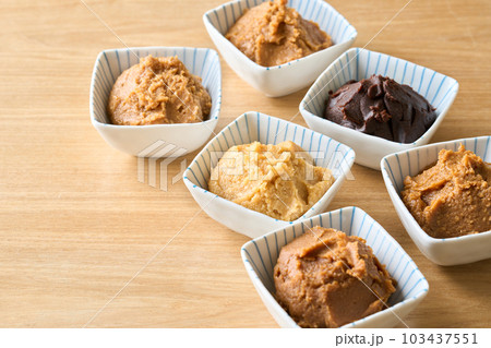 いろいろな種類の味噌 103437551