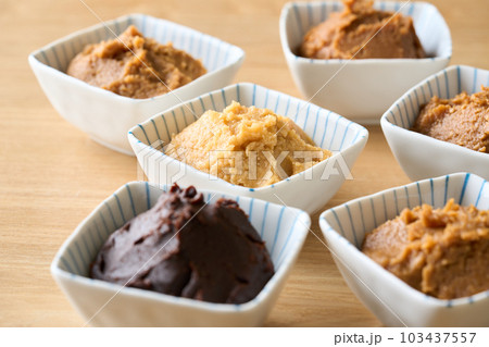 いろいろな種類の味噌 103437557