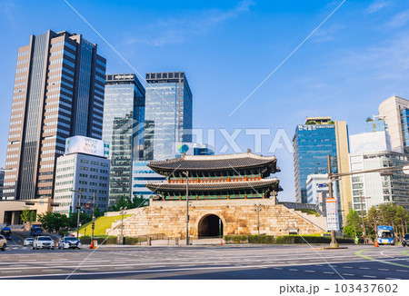 ソウル　朝の南大門と世宗大路 103437602