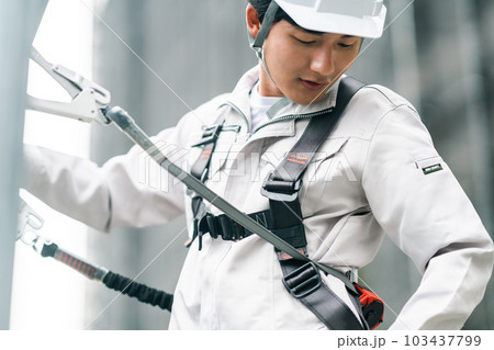 ビル建設の高所で働く若い職人 103437799