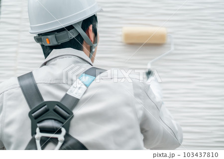 外壁塗装をする若い男性業者 顔無し 外壁塗装をする若い男性業者 顔無し 103437810
