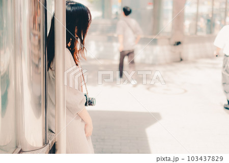 待ち合わせ中フィルムカメラを触る女子大生 待ち合わせ中フィルムカメラを触る女子大生 103437829