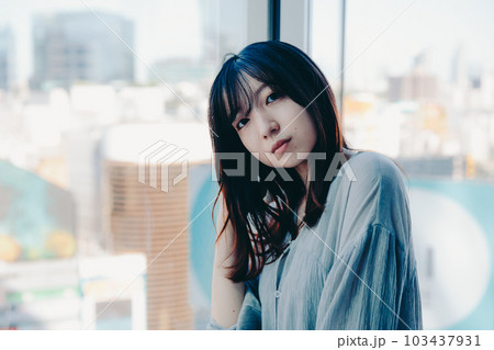 ビルの中から外を眺める女子大生 ビルの中から外を眺める女子大生 103437931