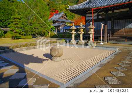 福岡県北九州市にある黄檗宗寺院福聚寺祠堂と中庭 103438082