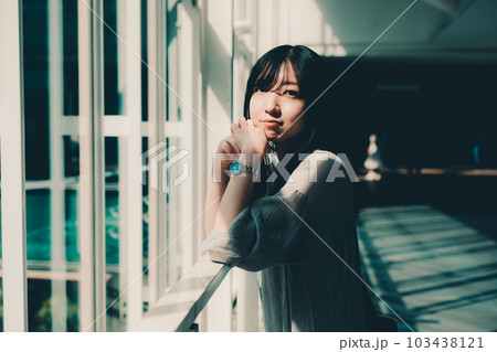 外を眺める女性 103438121