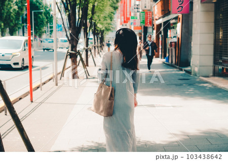 街中を歩く女性 103438642