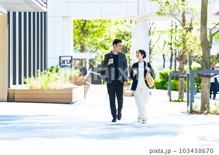 街を歩くカップル 街を歩くカップル 103438670