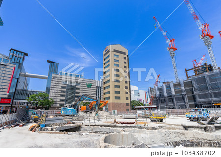 《福岡県》2023年5月の福岡市中央区（福岡市役所付近と飛行機） 103438702