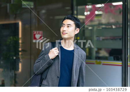 ビルから出てくる男性 ビルから出てくる男性 103438729