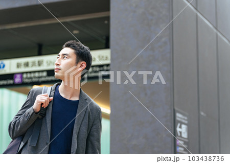 地下鉄から出る男性 地下鉄から出る男性 103438736