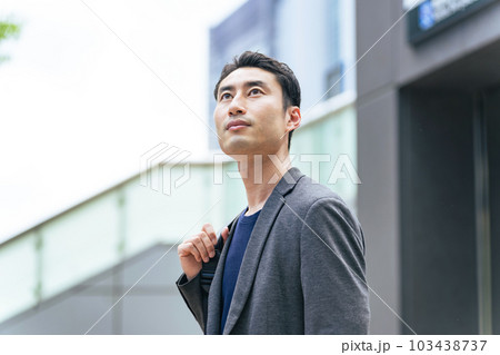 街中で空を見上げる男性 街中で空を見上げる男性 103438737