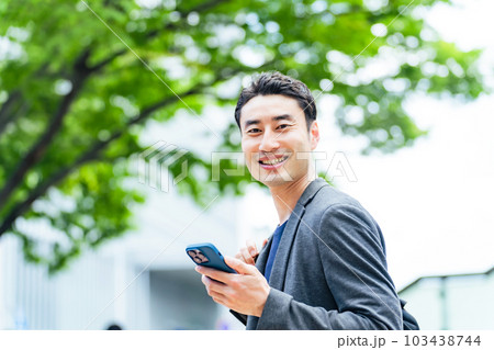 街中でスマホを使う男性 103438744
