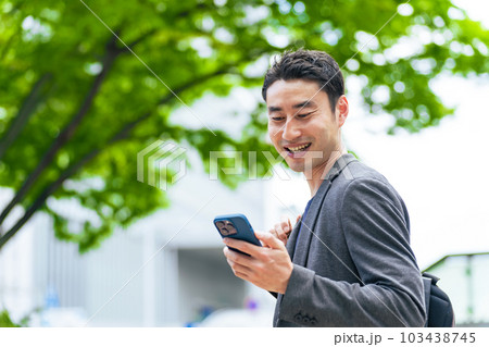 街中でスマホを使う男性 103438745