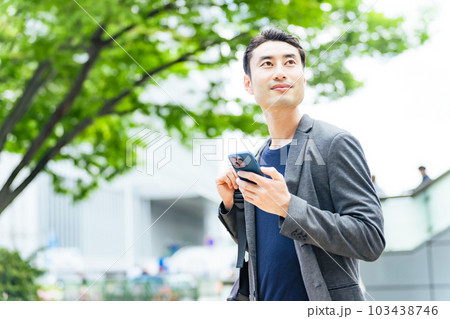 街中でスマホを使う男性 103438746