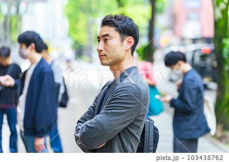 順番待ちに並ぶ男性 順番待ちに並ぶ男性 103438762