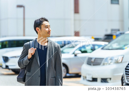 駐車場の前に立つ男性 103438765