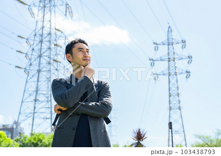 電力について考える男性 電力について考える男性 103438793