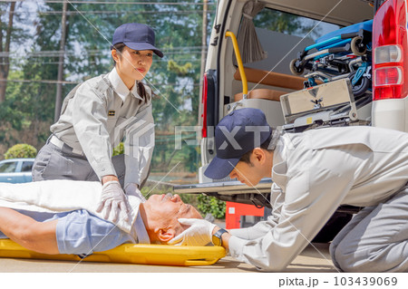 救急車　救急隊員イメージ 103439069